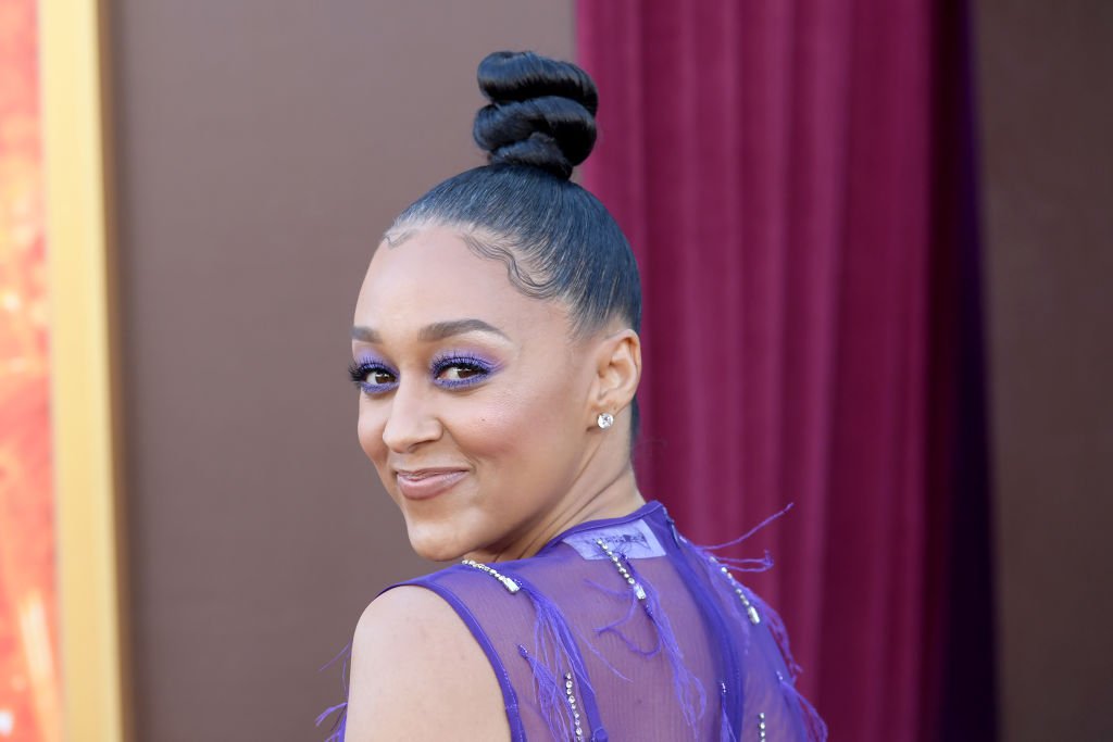 tia-mowry-sparks-romance-rumors-with-mystery-man-in-steamy-kiss!